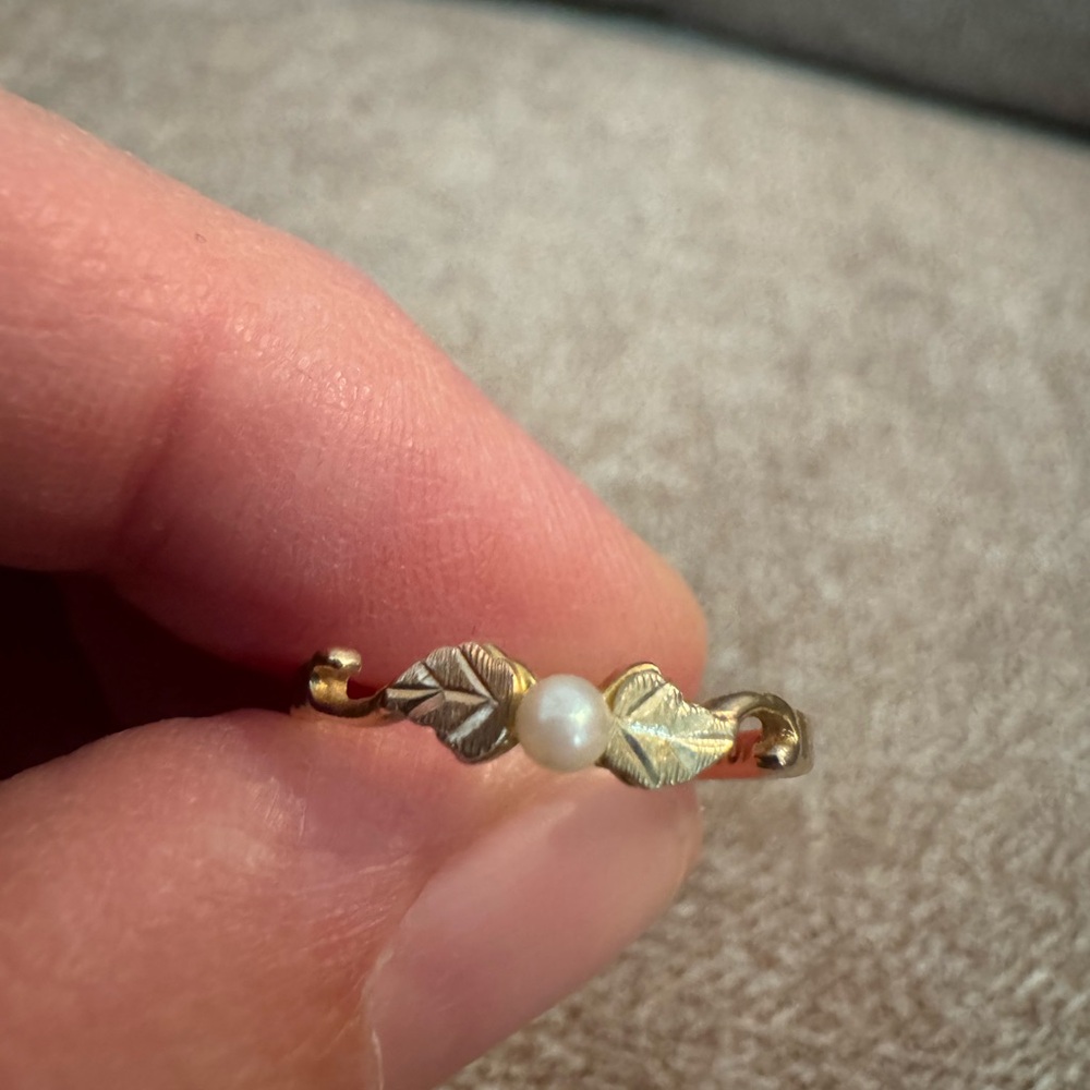 Elegant Black Hills Gold Leaf Pearl Ring